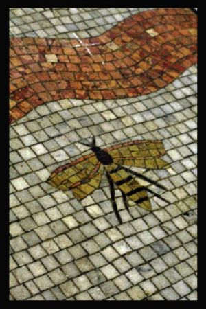 mosaic bee border.jpg